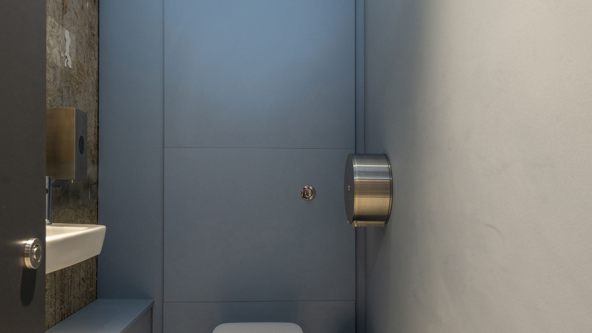 Universal Toilet with full-height duct panels.