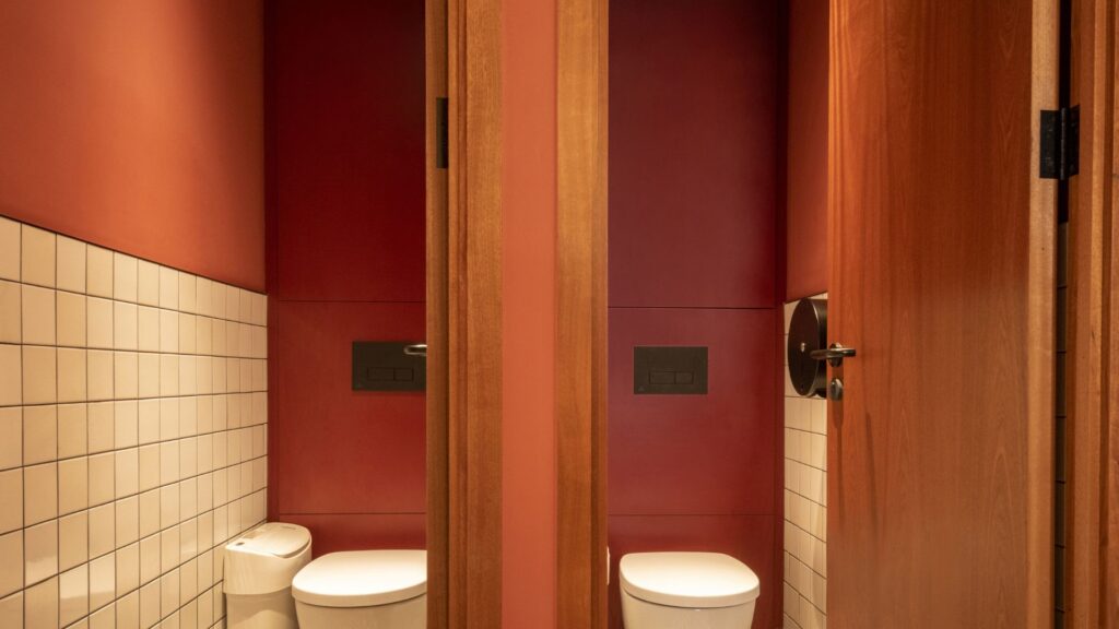 Row of cubicles with full-height duct panels.
