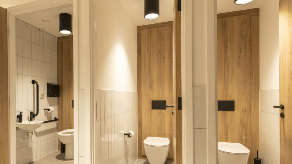 Row of cubicles with full-height duct panels.
