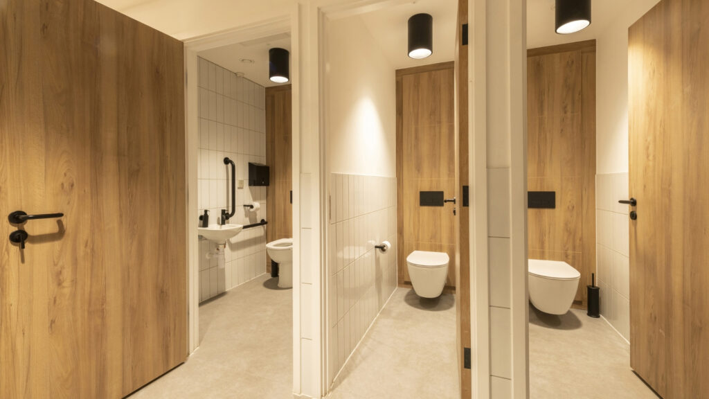 Full height high pressure laminate duct panels inside a row of cubicles